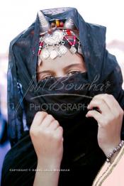 Image du Maroc Professionnelle de  Une jeune fille du désert pose en tenue traditionnelle durant le grand Moussem de Tan Tan. Ce grand rassemblement est organisé dans un site désertique sur lequel la ville de Tan Tan a toujours accueilli la majorité des tribus et des grandes familles nomades du désert lors d'un grand moussem, Samedi 18 septembre 2004. (Photo / Abdeljalil Bounhar)




